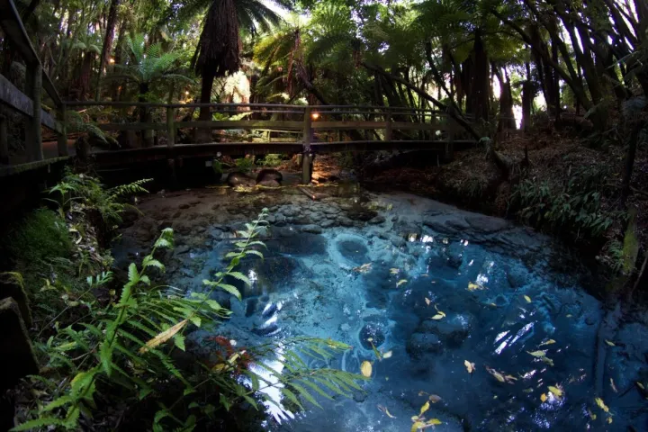 a statue of a pool of water